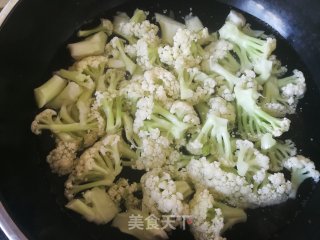 花菜炒火腿丁的做法步骤：2