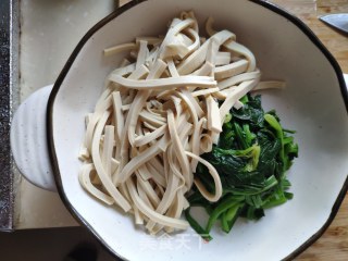 豆腐皮拌菠菜的做法步骤：4