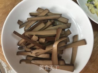 青椒炒鸡蛋干的做法步骤：2
