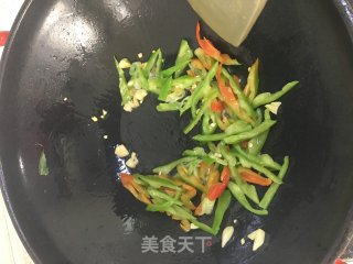 青椒炒鸡蛋干的做法步骤：4