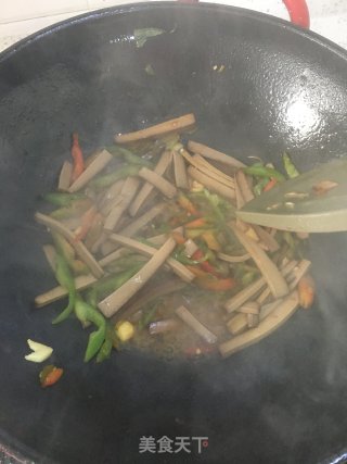 青椒炒鸡蛋干的做法步骤：5