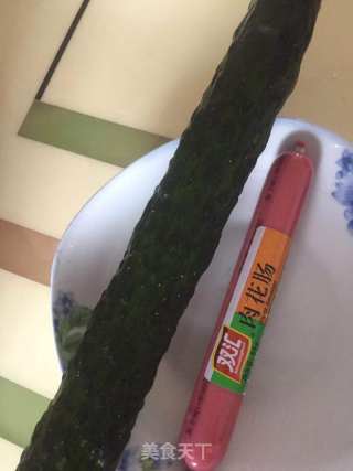 黄瓜炒火腿肠的做法步骤：1