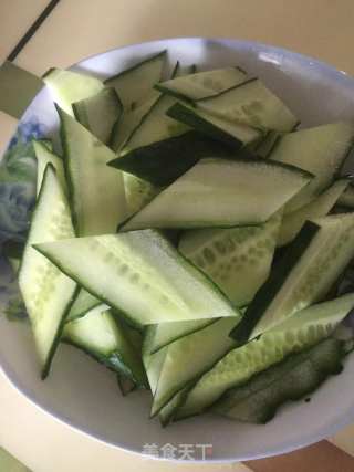 黄瓜炒火腿肠的做法步骤：2