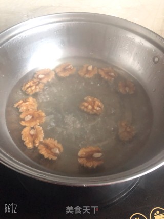 核桃调蛋的做法步骤：1