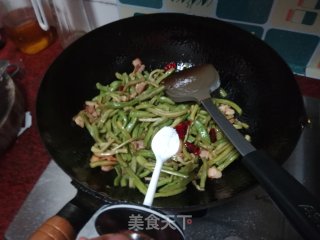 五花肉炒贡菜干的做法步骤：7