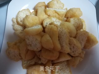 豆腐泡炒青椒的做法步骤：1