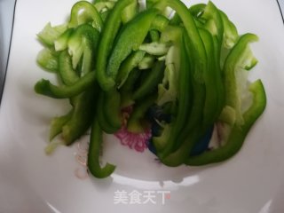 豆腐泡炒青椒的做法步骤：2