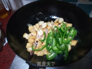 豆腐泡炒青椒的做法步骤：6