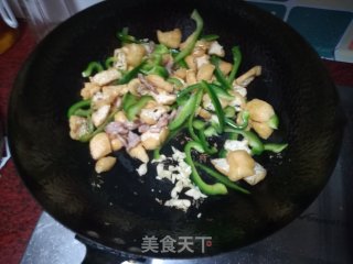 豆腐泡炒青椒的做法步骤：7