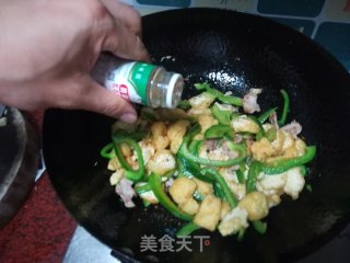 豆腐泡炒青椒的做法步骤：9