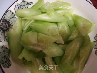 牛肉炒黄瓜的做法步骤：2