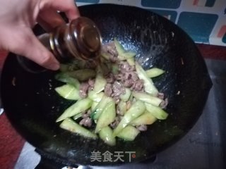 牛肉炒黄瓜的做法步骤：10
