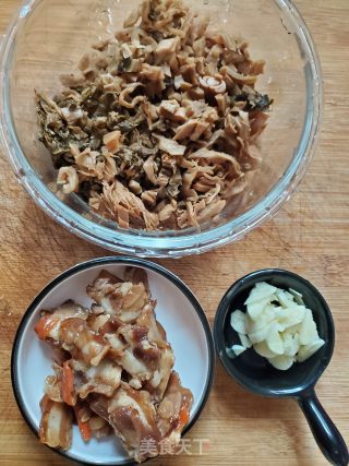 五花肉炒咸菜的做法步骤：2
