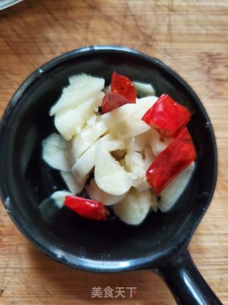 五花肉炒咸菜的做法步骤：3