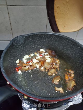 五花肉炒咸菜的做法步骤：5