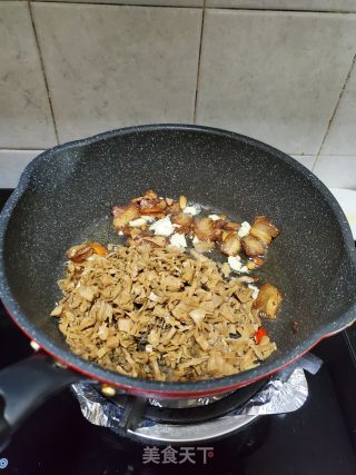 五花肉炒咸菜的做法步骤：6