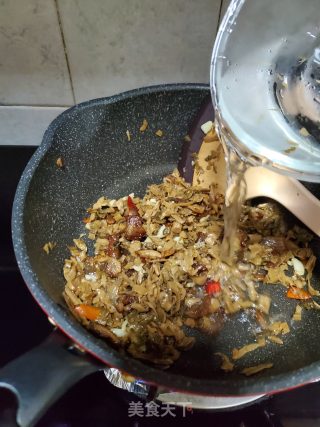 五花肉炒咸菜的做法步骤：7