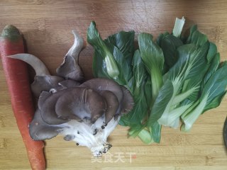 蘑菇炒青菜的做法步骤：1