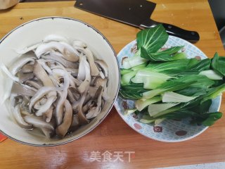 蘑菇炒青菜的做法步骤：2