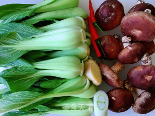 香菇扒油菜的做法步骤：1