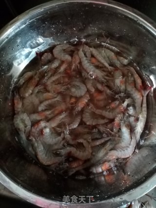 炸虾的做法步骤：1