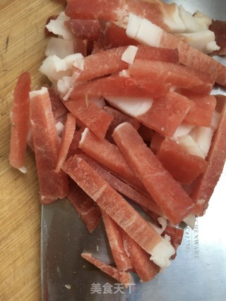 猪肉炒紫色胡萝卜的做法步骤：3
