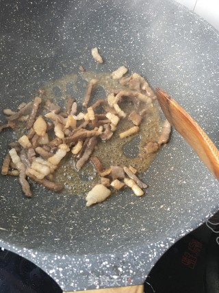 猪肉炒紫色胡萝卜的做法步骤：6