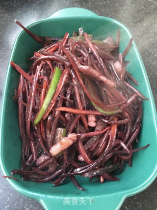 猪肉炒紫色胡萝卜的做法步骤：11