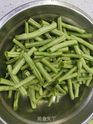 四季豆炒腊肉的做法步骤：1