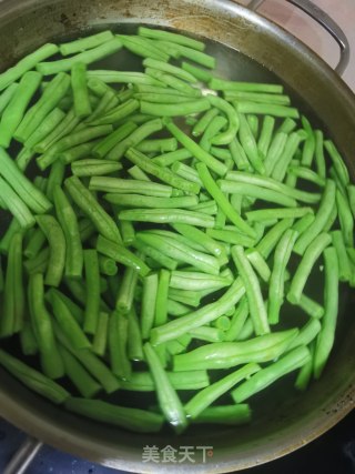 四季豆炒腊肉的做法步骤：3