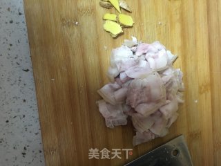 回锅肉炒干土豆片的做法步骤：1
