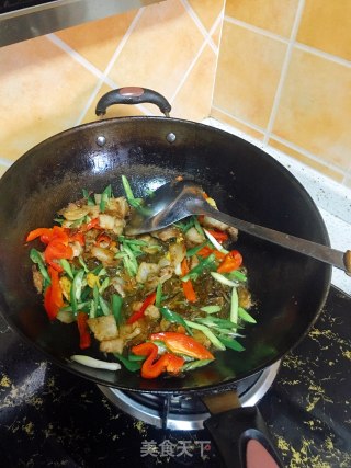 回锅肉炒干土豆片的做法步骤：4