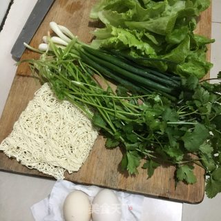 香葱时蔬柴鸡蛋汤面的做法步骤：1