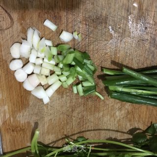 香葱时蔬柴鸡蛋汤面的做法步骤：2