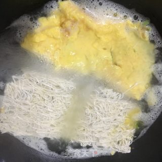 香葱时蔬柴鸡蛋汤面的做法步骤：5