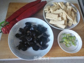 红彩椒木耳炒腐竹的做法步骤：1
