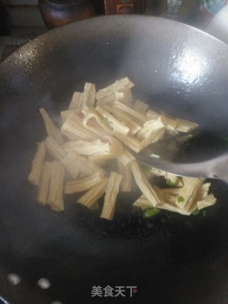 红彩椒木耳炒腐竹的做法步骤：4
