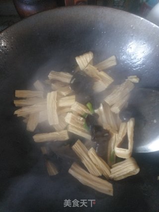 红彩椒木耳炒腐竹的做法步骤：5