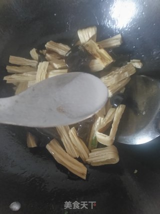 红彩椒木耳炒腐竹的做法步骤：6