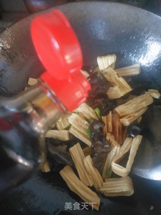 红彩椒木耳炒腐竹的做法步骤：7