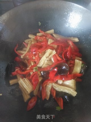 红彩椒木耳炒腐竹的做法步骤：9