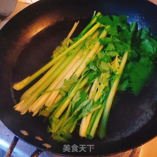 虾球拌芹菜的做法步骤：2