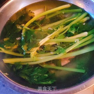虾球拌芹菜的做法步骤：3