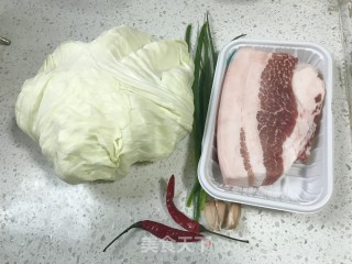 包菜炒肉的做法步骤：1