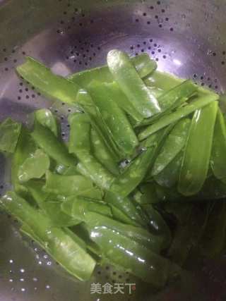 素炒豌豆荚的做法步骤：1