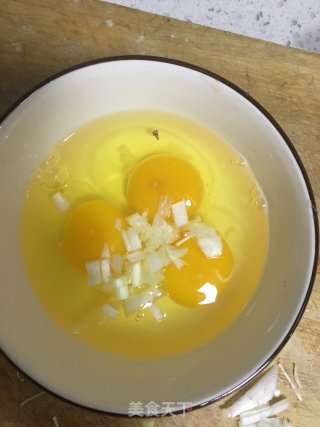 金针菇炒鸡蛋的做法步骤：2