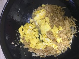 金针菇炒鸡蛋的做法步骤：8