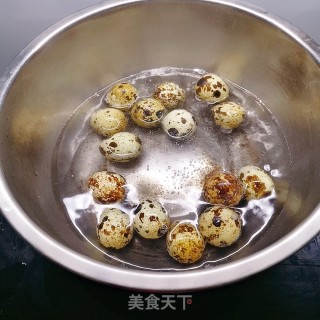 金丝鹌鹑蛋的做法步骤：1