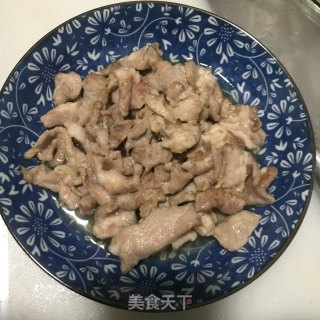 芦笋炒肉的做法步骤：1