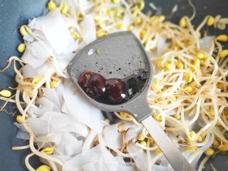 鸡蛋粉皮炒黄豆芽：简单快手的下饭菜的做法步骤：5